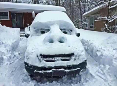 ingesneeuwde auto lacht