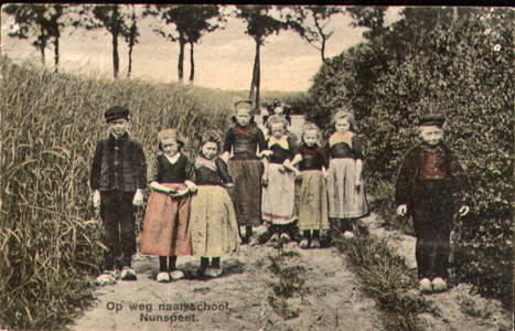 Nunspeet: op weg naar school op klompen